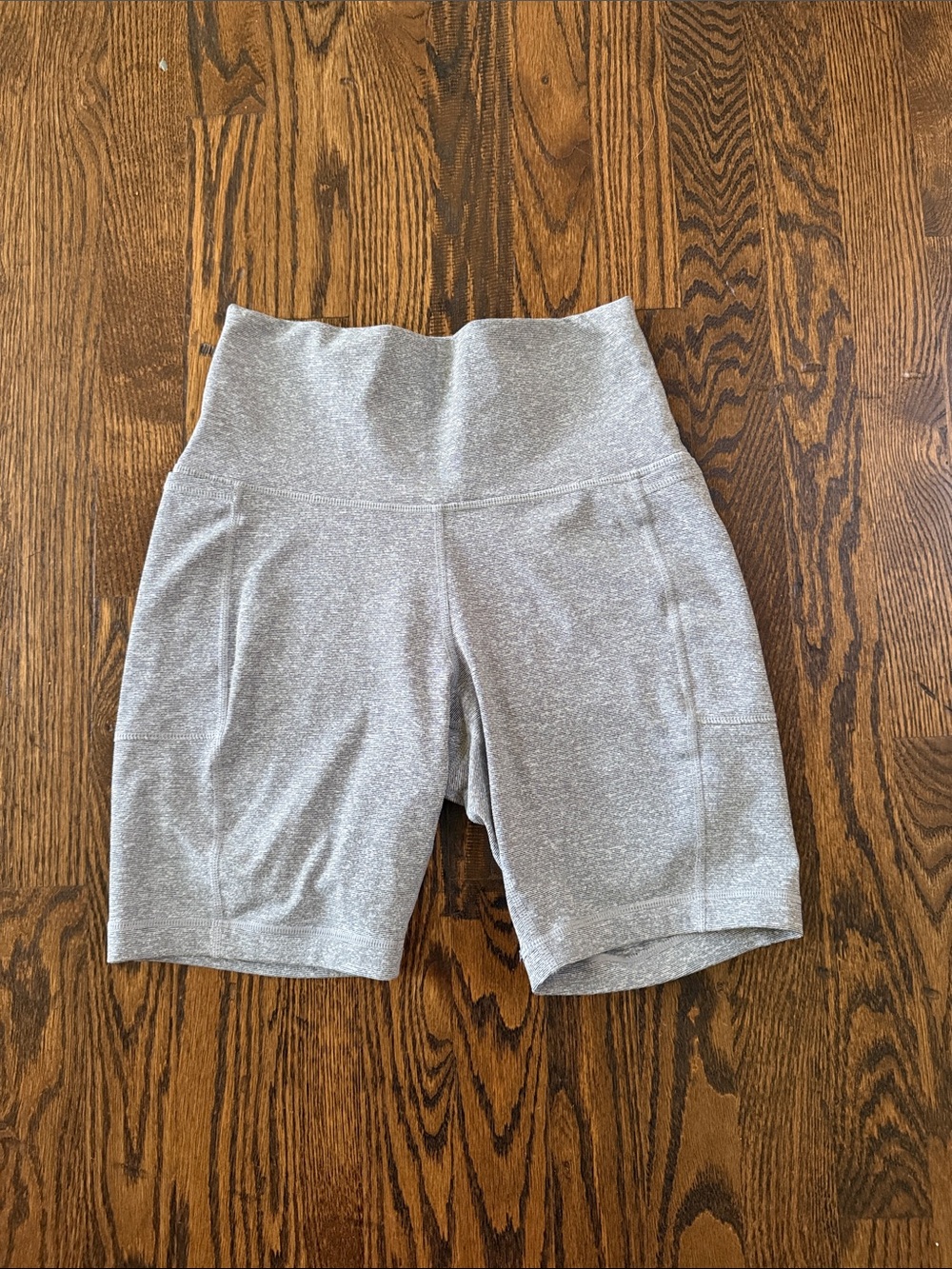 Vuori Rhythm Biker Shorts Side Pockets Womens Small 7” Inseam Beige/gray